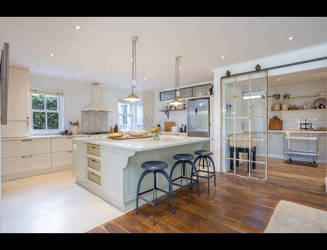 4 BEDROOM FREEHOLD TO LET IN CONSTANTIA